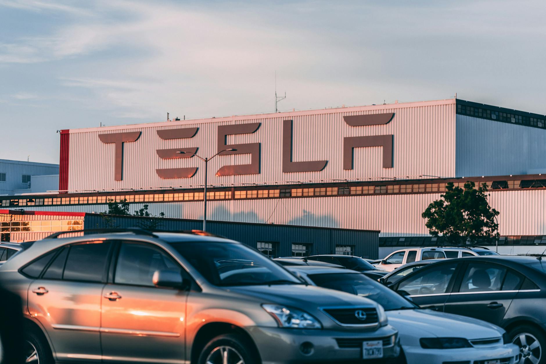 JP Morgan Raises TSLA Target Price to $130; Tesla Discontinues Model 3 Standard Range