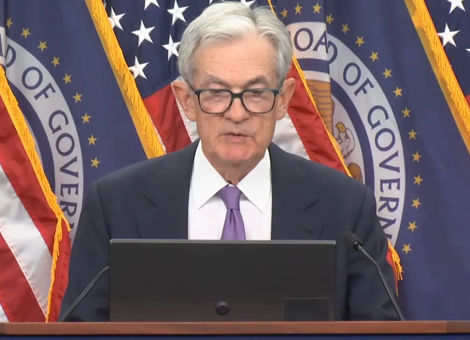 Fed Cuts Rates to 4%, Powell Cautions on December Move