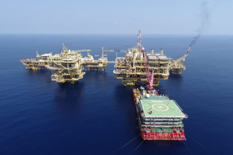 IEA Slashes Oil Demand Outlook, Warns of Massive 2027 Supply Glut