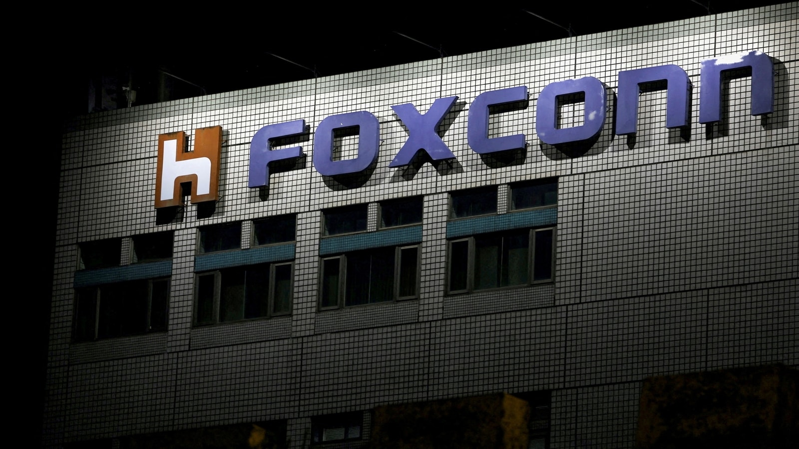 Foxconn's $1 Billion Boost: Apple's iPhone Assembly Plant in India Set for April Launch