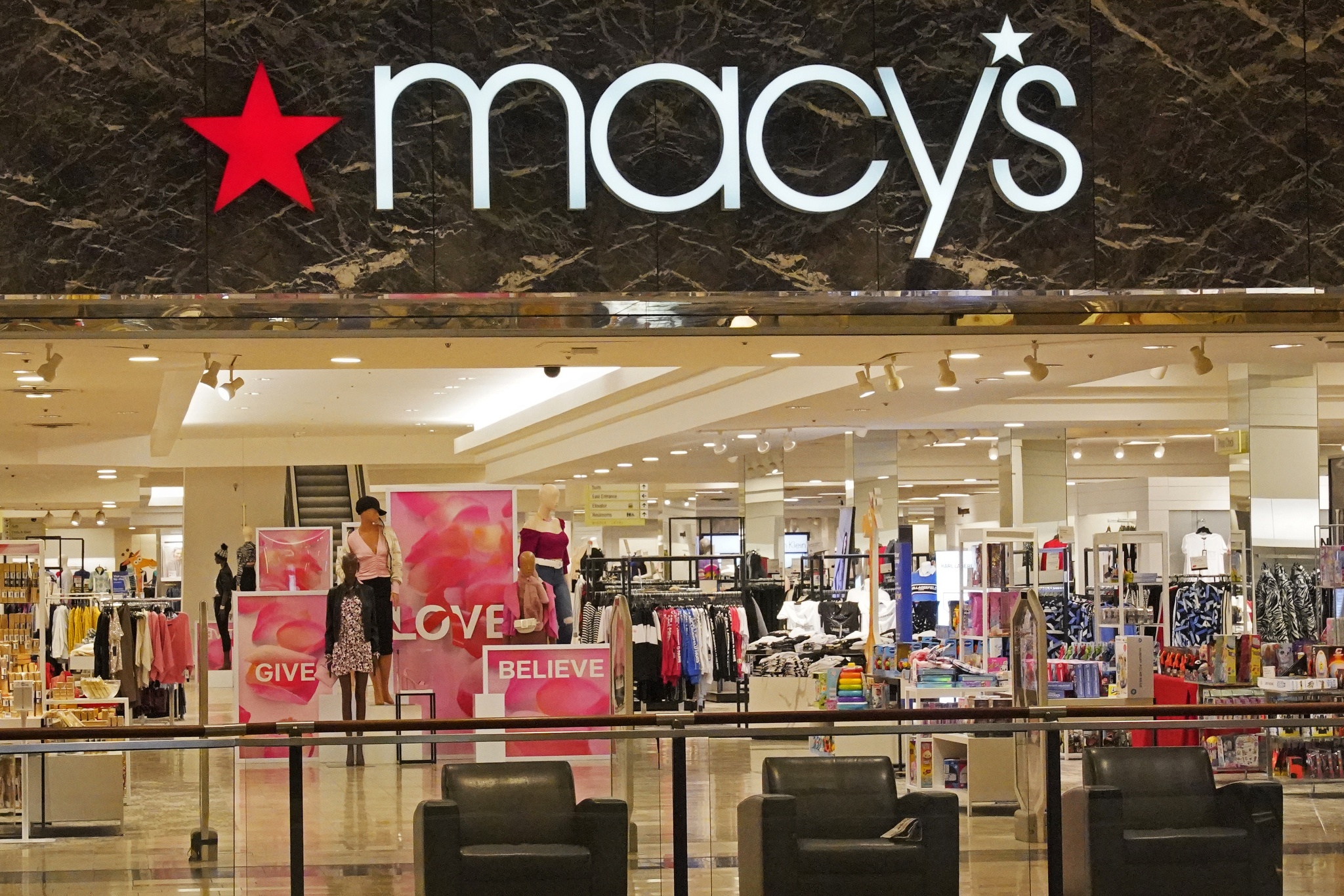 Macy's Surges 19% on $5.8 Billion Buyout Offer Amidst Growing Online Competition